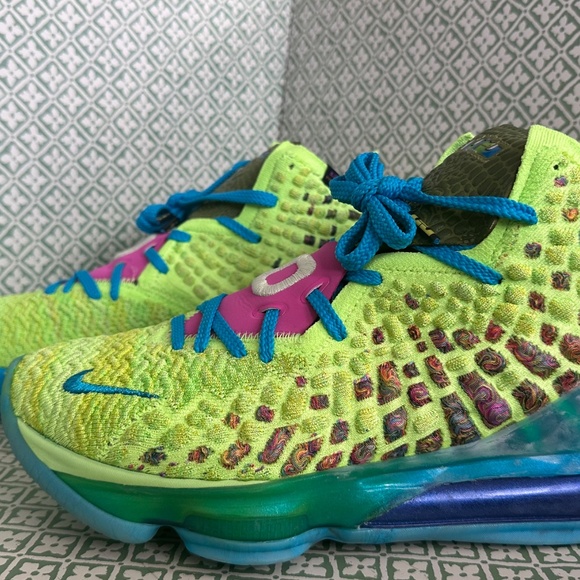 LeBron James XVll main image 4